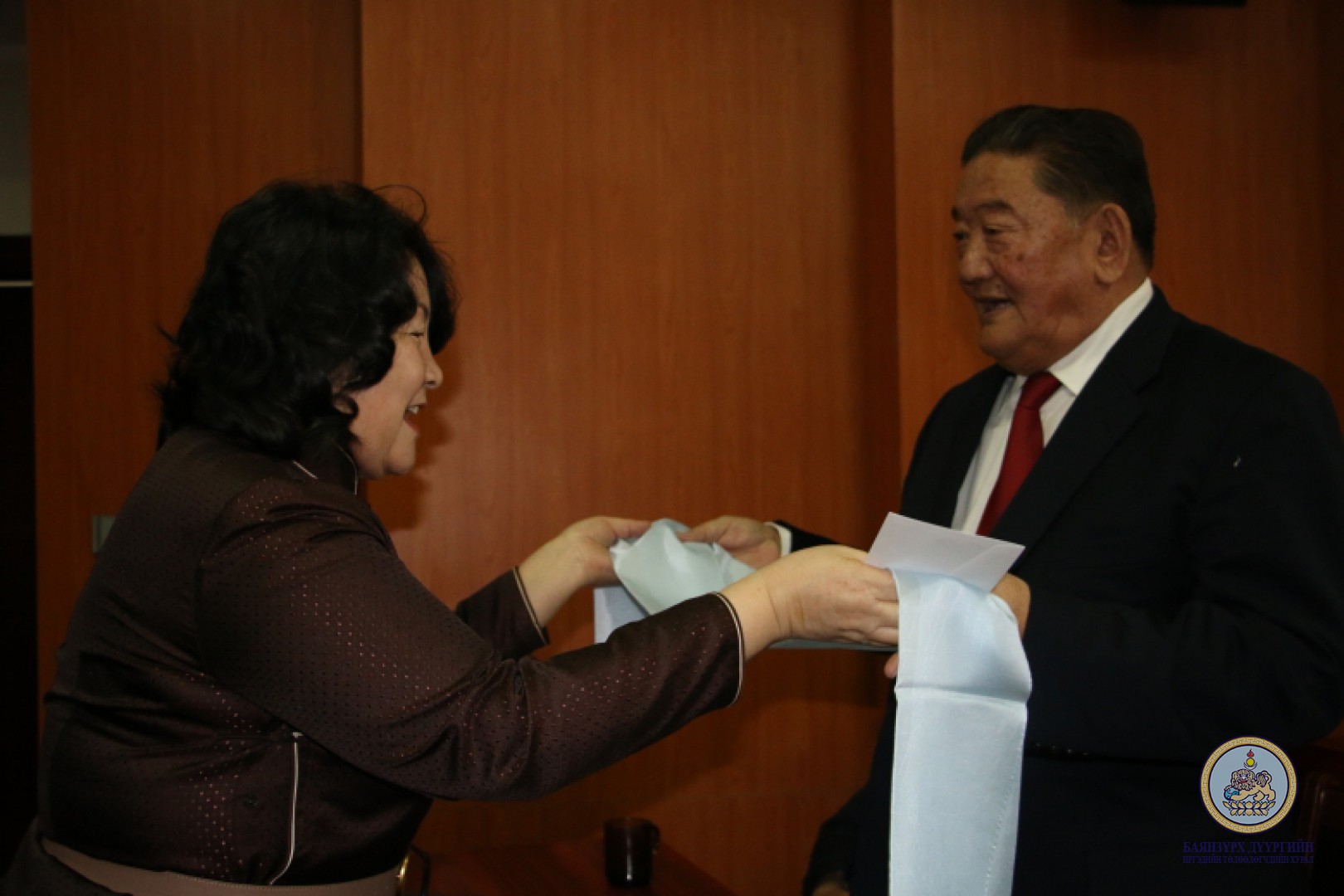 Дүүргийн Иргэдийн төлөөлөгчийн хурлын зүгээс Ардчилсан шинэ үндсэн хууль батлалцсан депутатууд, ахмаддууддаа хүндэтгэл үзүүллээ