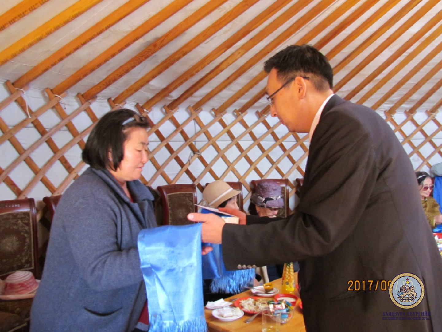 Улс төрийн хилс хэрэгт хэлмэгдэгсэд, тэдний үр хүүхдүүдэд хүндэтгэл үзүүллээ