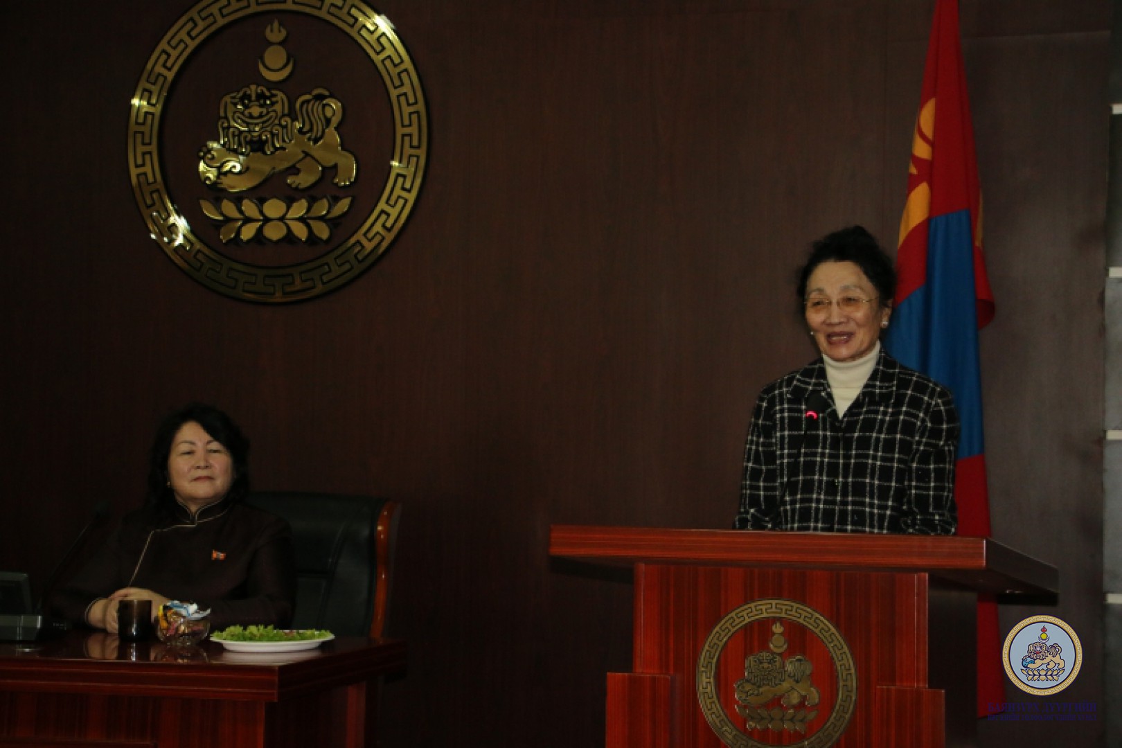 Дүүргийн Иргэдийн төлөөлөгчийн хурлын зүгээс Ардчилсан шинэ үндсэн хууль батлалцсан депутатууд, ахмаддууддаа хүндэтгэл үзүүллээ