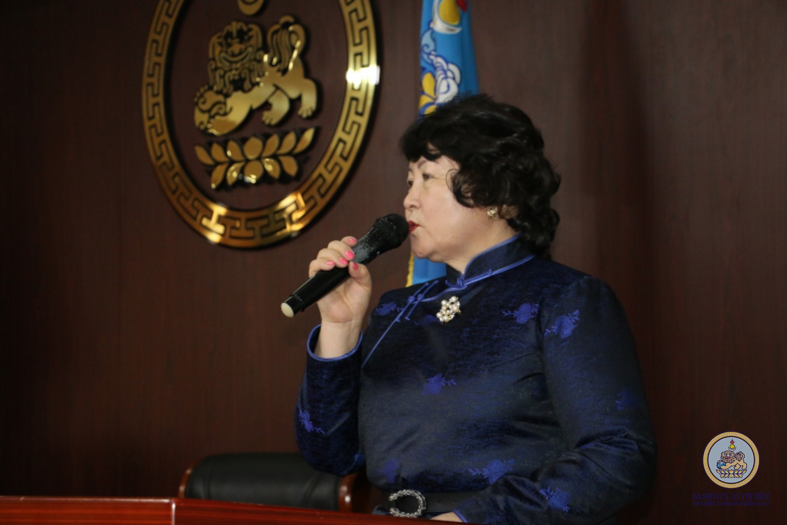 Дүүргийн Иргэдийн төлөөлөгчийн хурлын зүгээс Ардчилсан шинэ үндсэн хууль батлалцсан депутатууд, ахмаддууддаа хүндэтгэл үзүүллээ