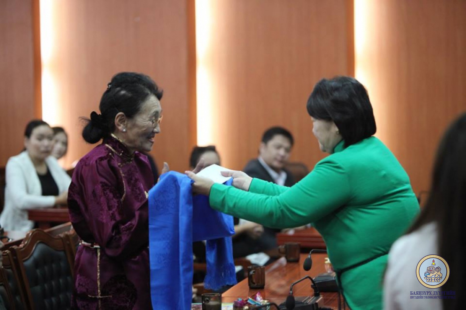 Ахмадууддаа хүндэтгэл үзүүллээ