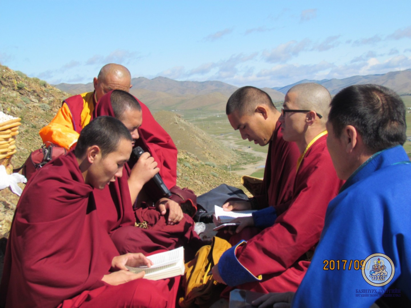 Улс төрийн хилс хэрэгт хэлмэгдэгсэд, тэдний үр хүүхдүүдэд хүндэтгэл үзүүллээ