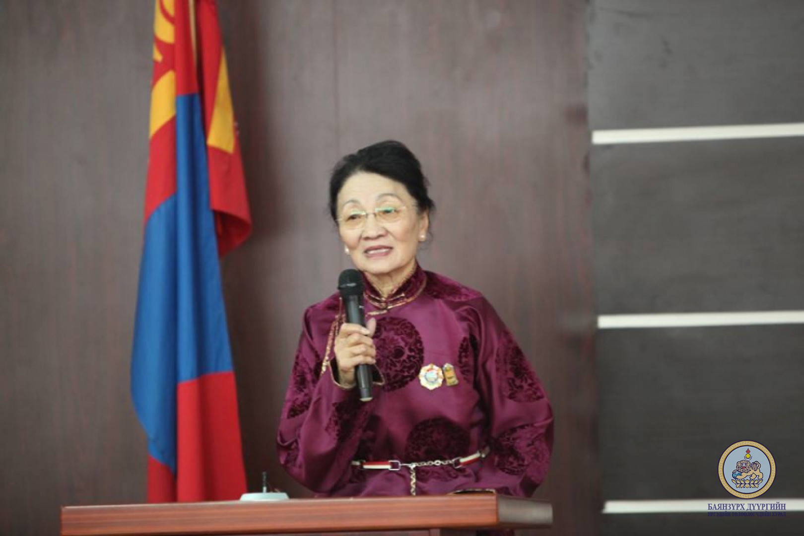 Ахмадууддаа хүндэтгэл үзүүллээ