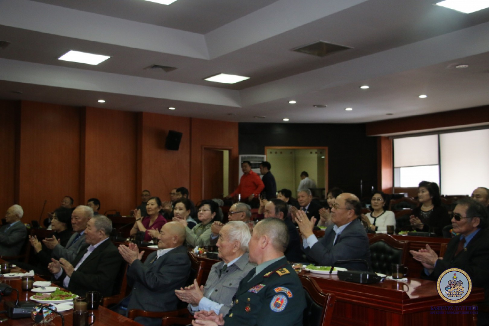 Дүүргийн Иргэдийн төлөөлөгчийн хурлын зүгээс Ардчилсан шинэ үндсэн хууль батлалцсан депутатууд, ахмаддууддаа хүндэтгэл үзүүллээ