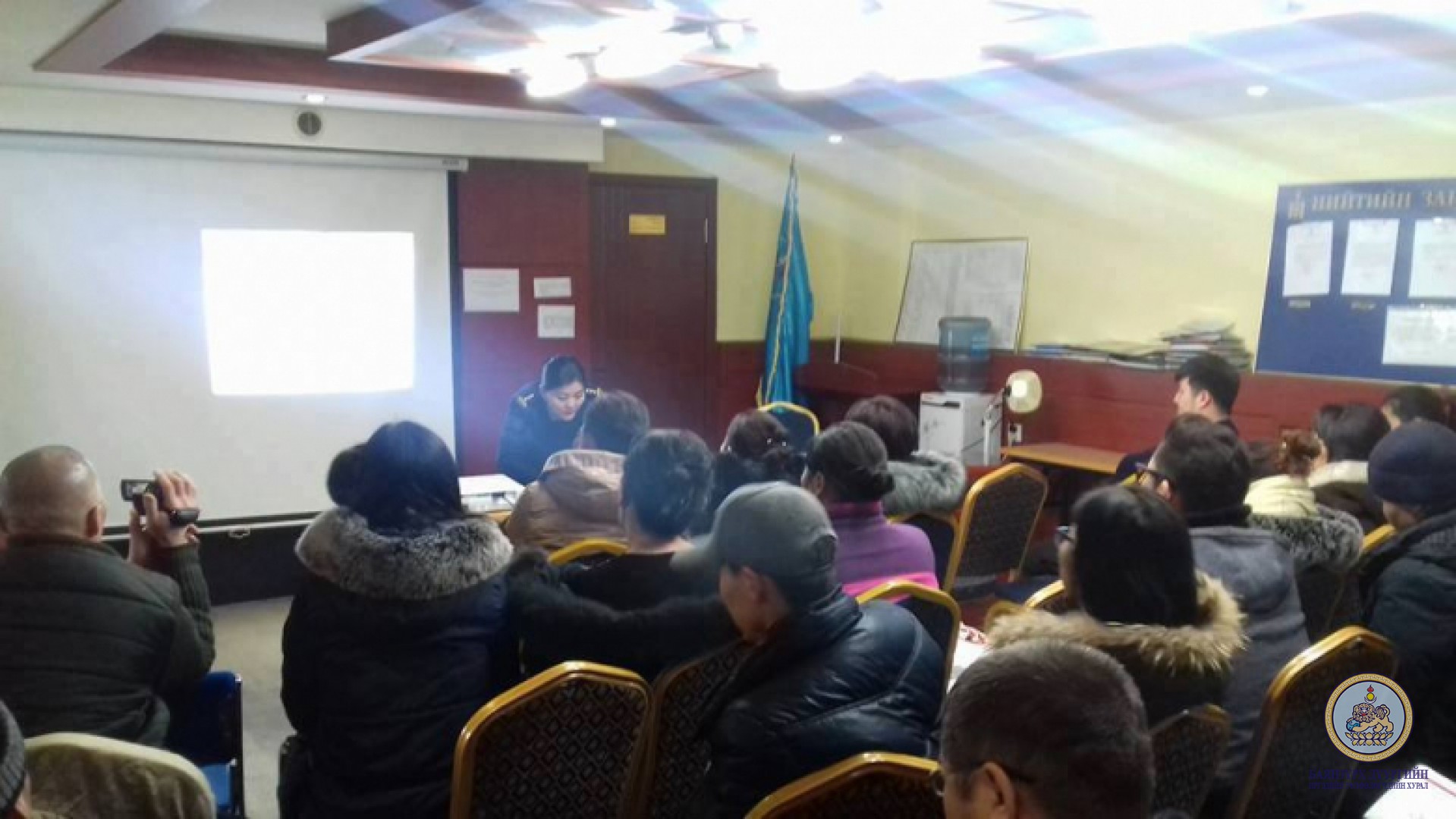 Дүүргийн Иргэдийн төлөөлөгчийн хурлын зүгээс Ардчилсан шинэ үндсэн хууль батлалцсан депутатууд, ахмаддууддаа хүндэтгэл үзүүллээ