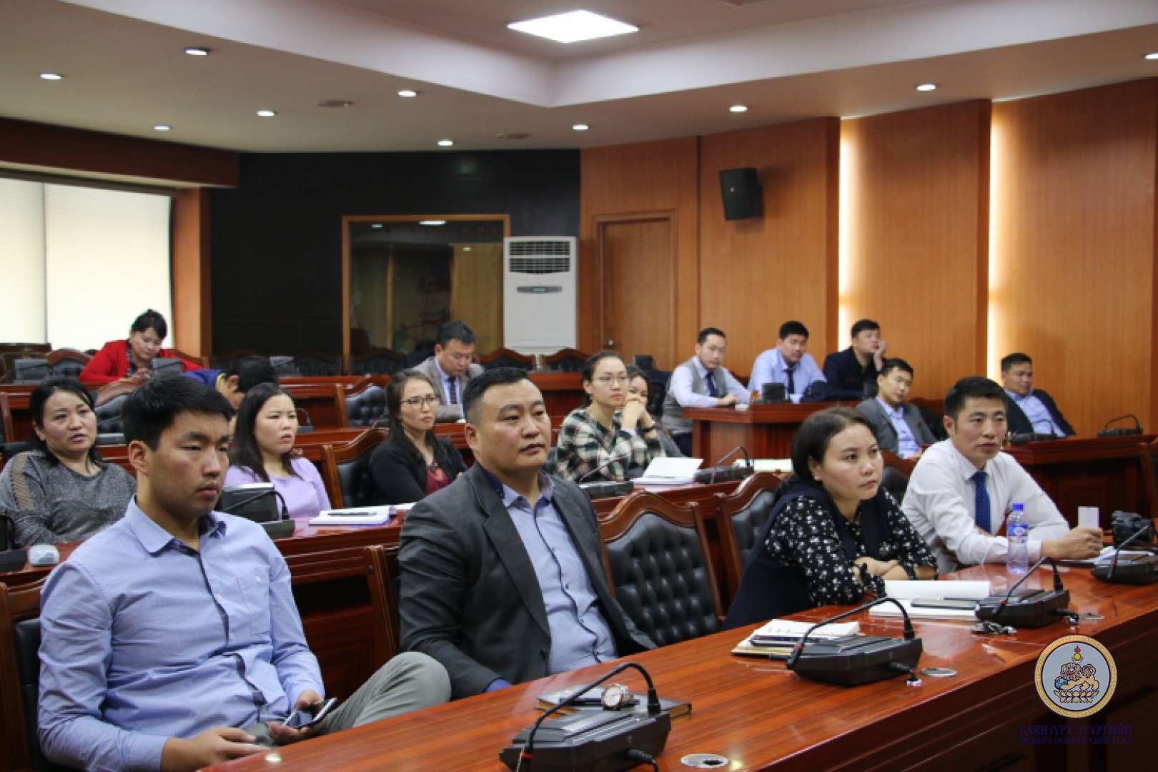 Албан хаагчдад мэдээлэл өглөө