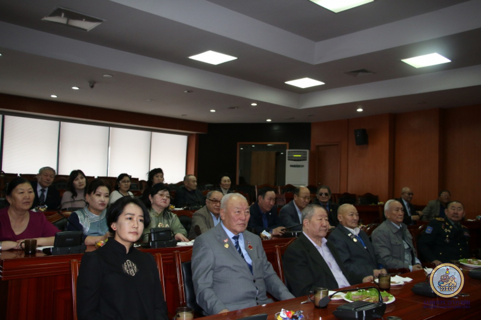 Дүүргийн Иргэдийн төлөөлөгчийн хурлын зүгээс Ардчилсан шинэ үндсэн хууль батлалцсан депутатууд, ахмаддууддаа хүндэтгэл үзүүллээ