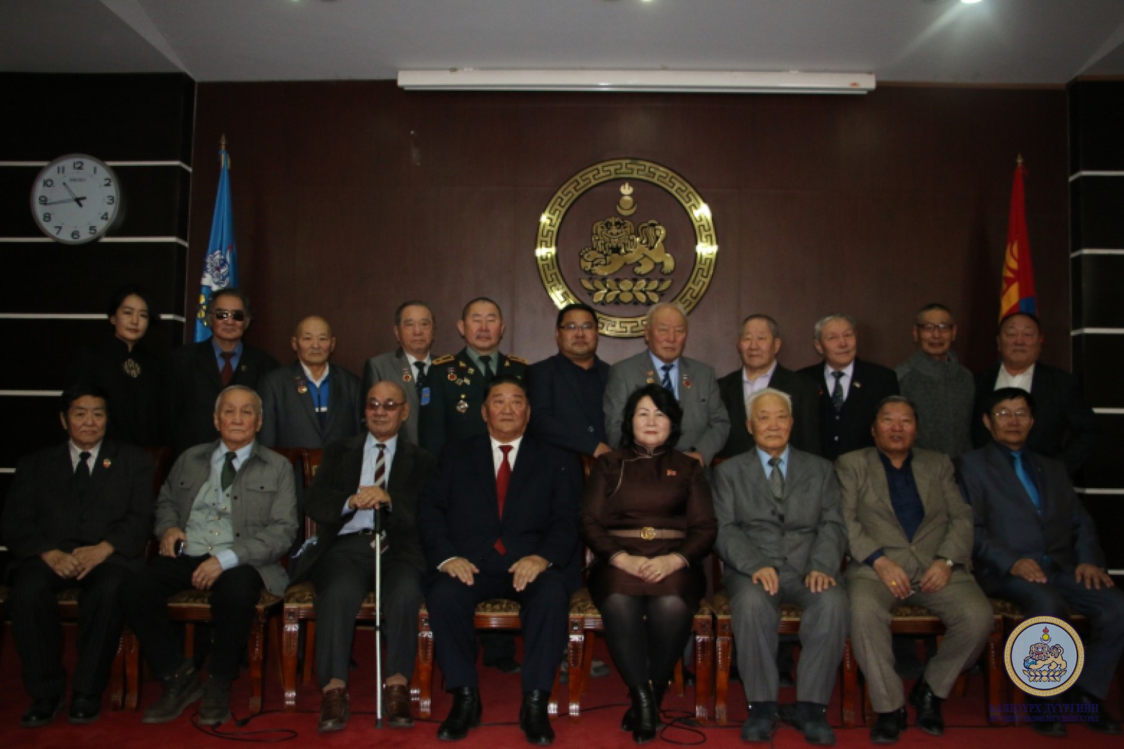 Дүүргийн Иргэдийн төлөөлөгчийн хурлын зүгээс Ардчилсан шинэ үндсэн хууль батлалцсан депутатууд, ахмаддууддаа хүндэтгэл үзүүллээ