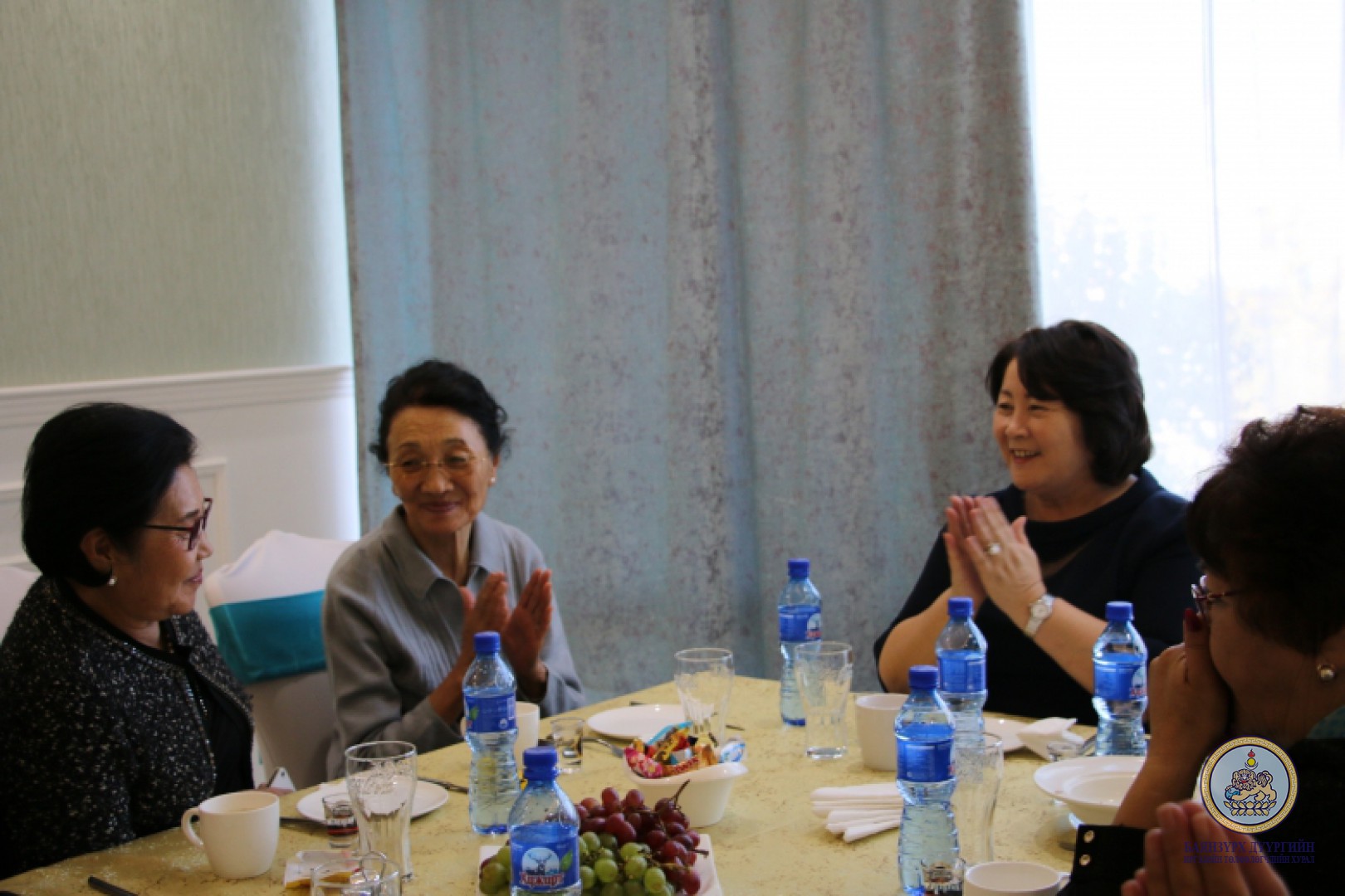 Ахмадууддаа хүндэтгэл үзүүллээ