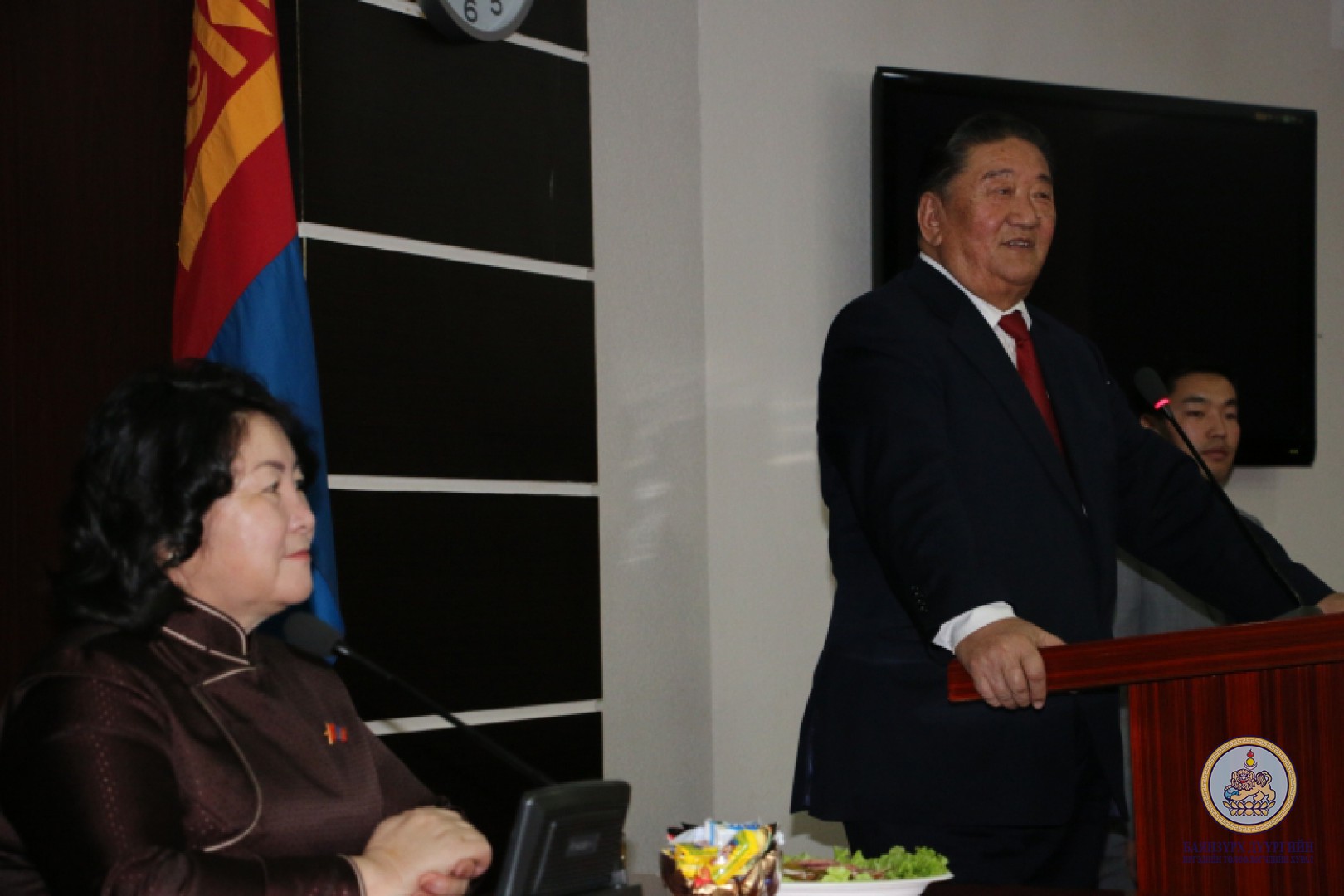 Дүүргийн Иргэдийн төлөөлөгчийн хурлын зүгээс Ардчилсан шинэ үндсэн хууль батлалцсан депутатууд, ахмаддууддаа хүндэтгэл үзүүллээ