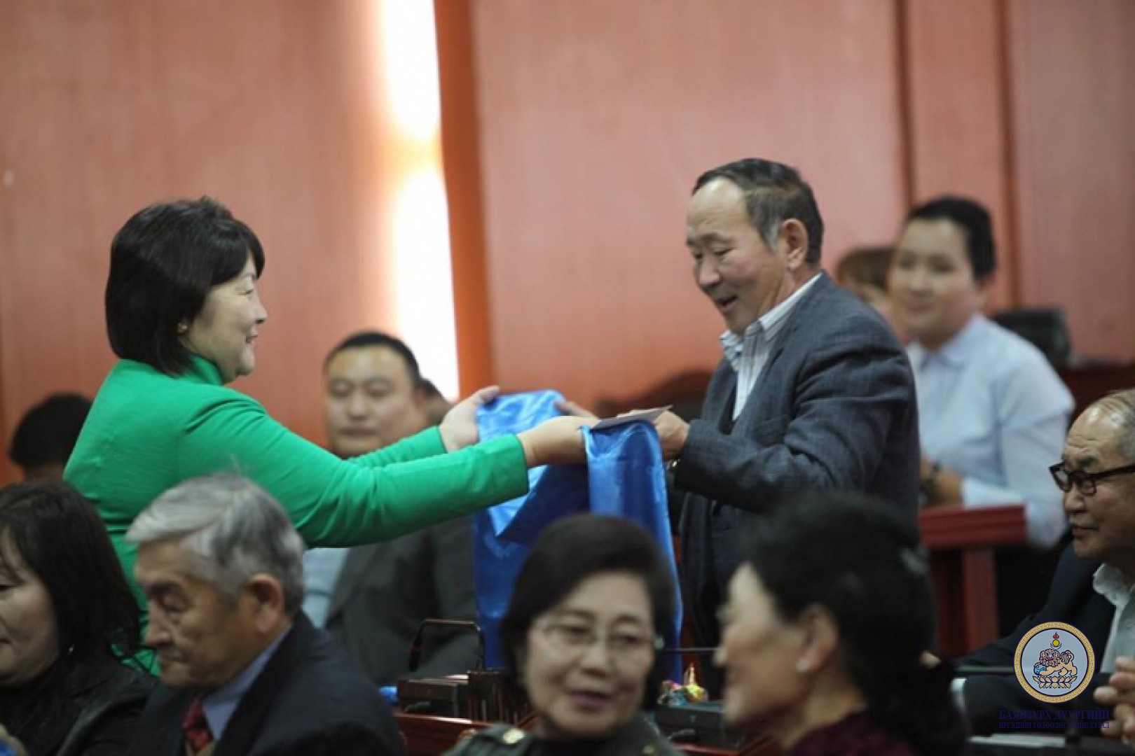 Ахмадууддаа хүндэтгэл үзүүллээ