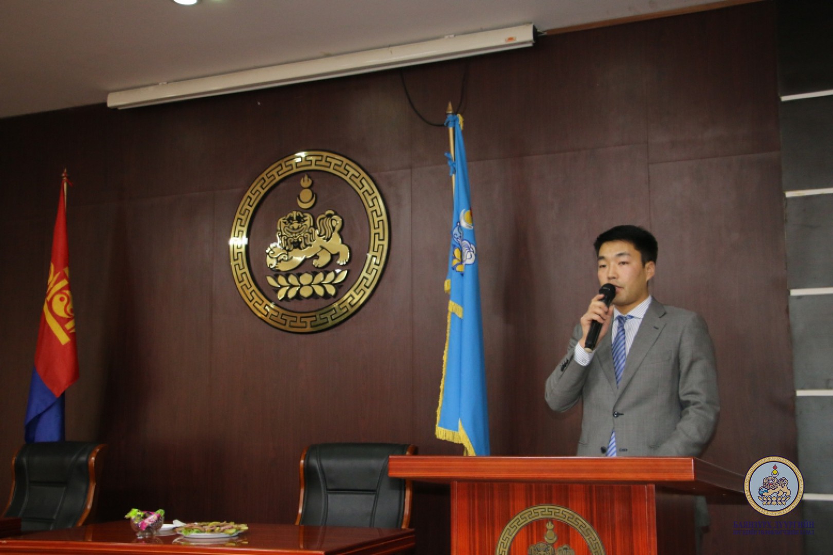 Дүүргийн Иргэдийн төлөөлөгчийн хурлын зүгээс Ардчилсан шинэ үндсэн хууль батлалцсан депутатууд, ахмаддууддаа хүндэтгэл үзүүллээ