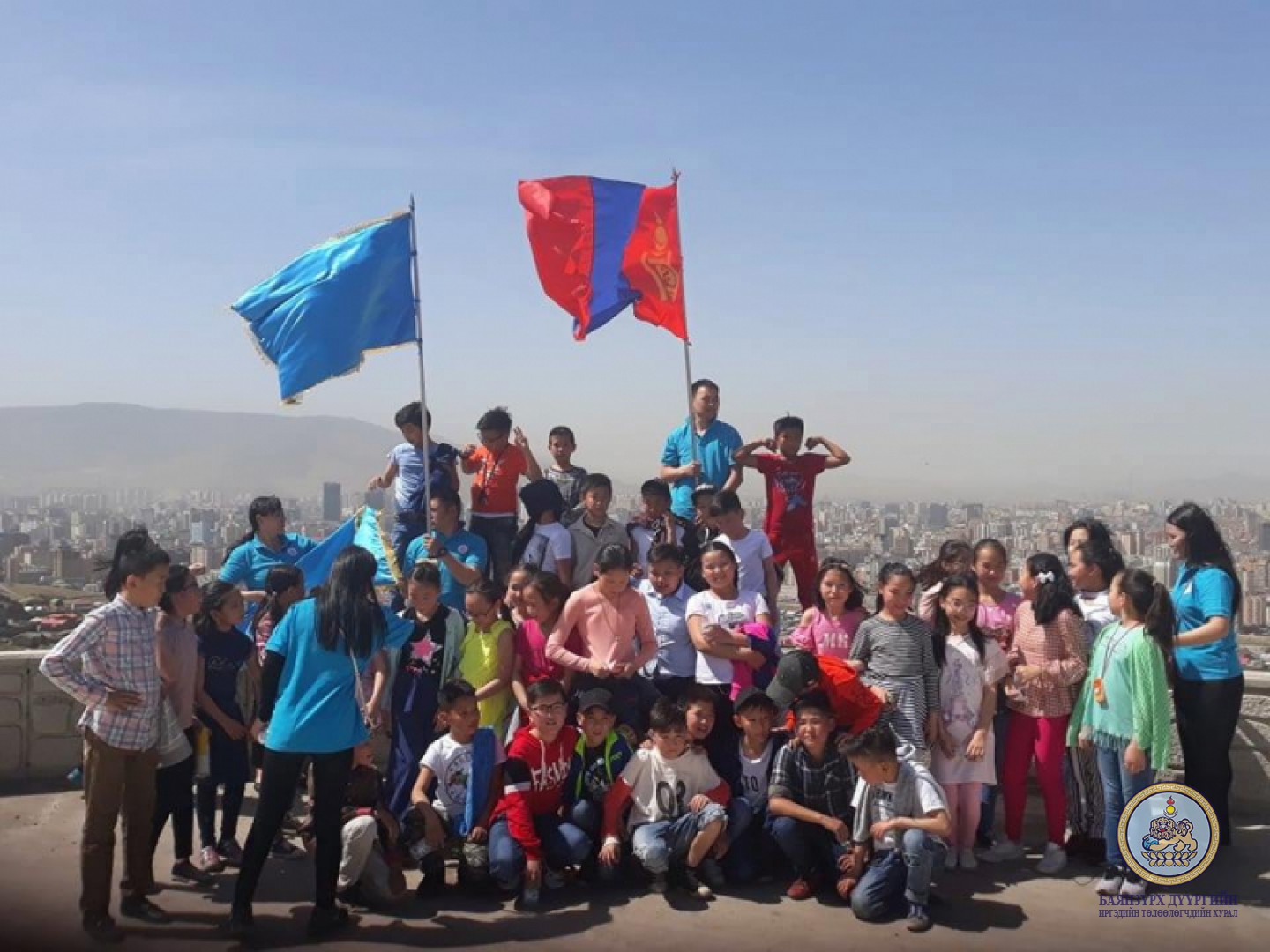 Дүүргийн хүүхэд, залуус дүүргийнхээ бүтээн байгуулалт, түүхэн дурсгалт газруудтай танилцлаа