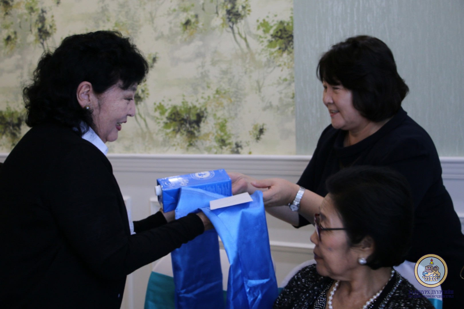 Ахмадууддаа хүндэтгэл үзүүллээ