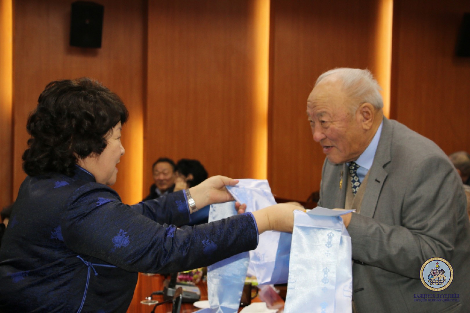 Дүүргийн Иргэдийн төлөөлөгчийн хурлын зүгээс Ардчилсан шинэ үндсэн хууль батлалцсан депутатууд, ахмаддууддаа хүндэтгэл үзүүллээ