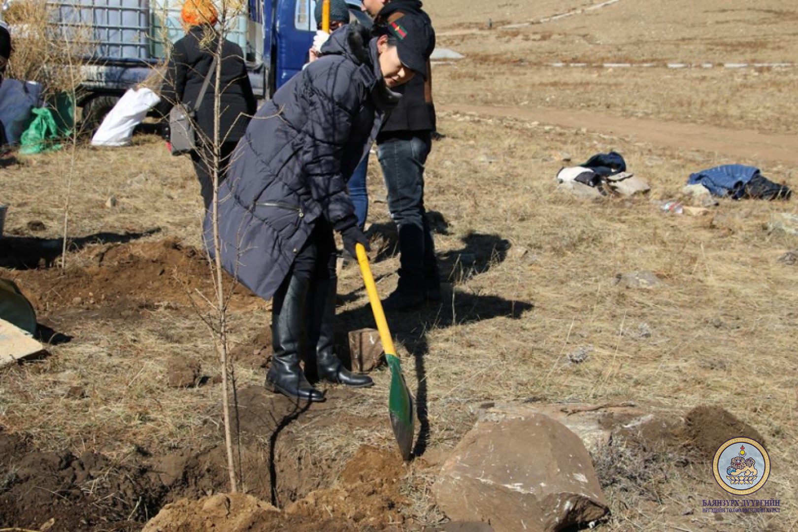 “Мод тарих үндэсний өдөр”-ийн хүрээнд Баянзүрх дүүргийн ИТХ ын албан хаагчид 200 шинс мод тарилаа