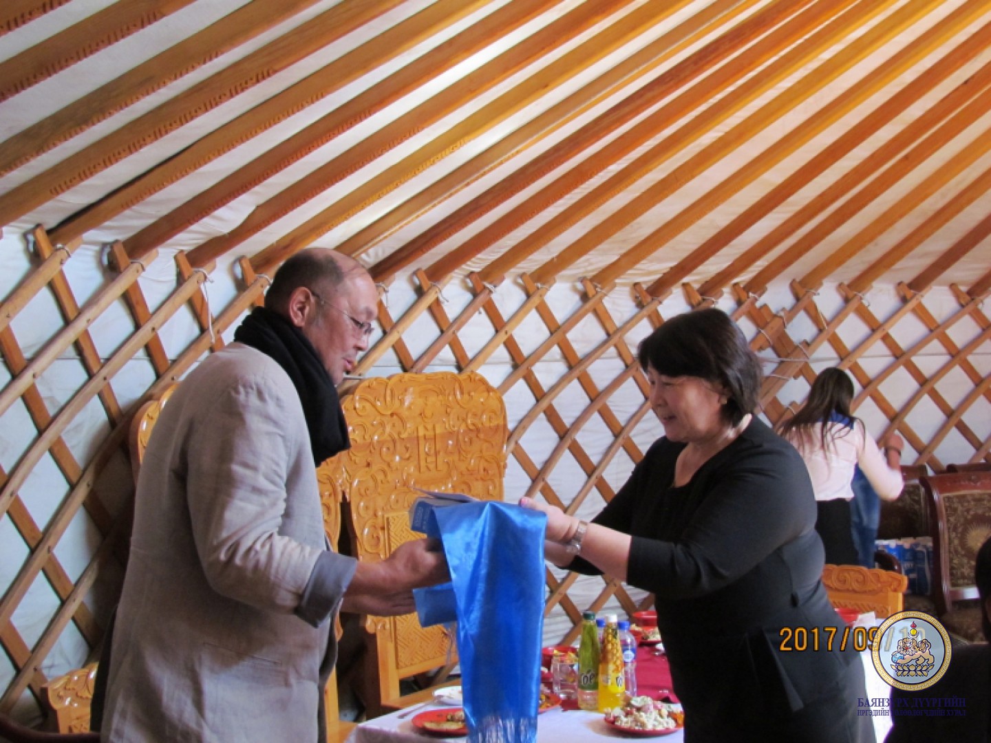 Улс төрийн хилс хэрэгт хэлмэгдэгсэд, тэдний үр хүүхдүүдэд хүндэтгэл үзүүллээ