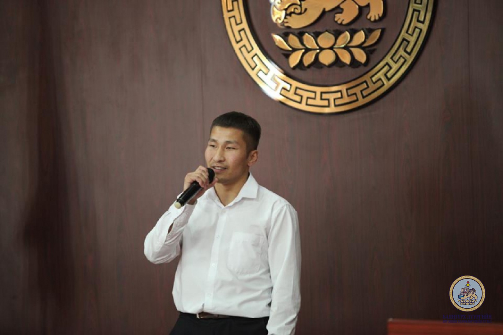 Ахмадууддаа хүндэтгэл үзүүллээ