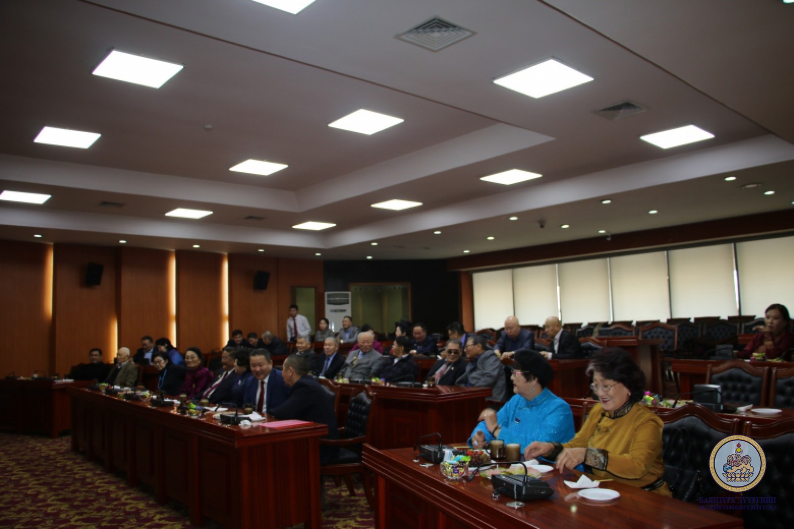 Дүүргийн Иргэдийн төлөөлөгчийн хурлын зүгээс Ардчилсан шинэ үндсэн хууль батлалцсан депутатууд, ахмаддууддаа хүндэтгэл үзүүллээ