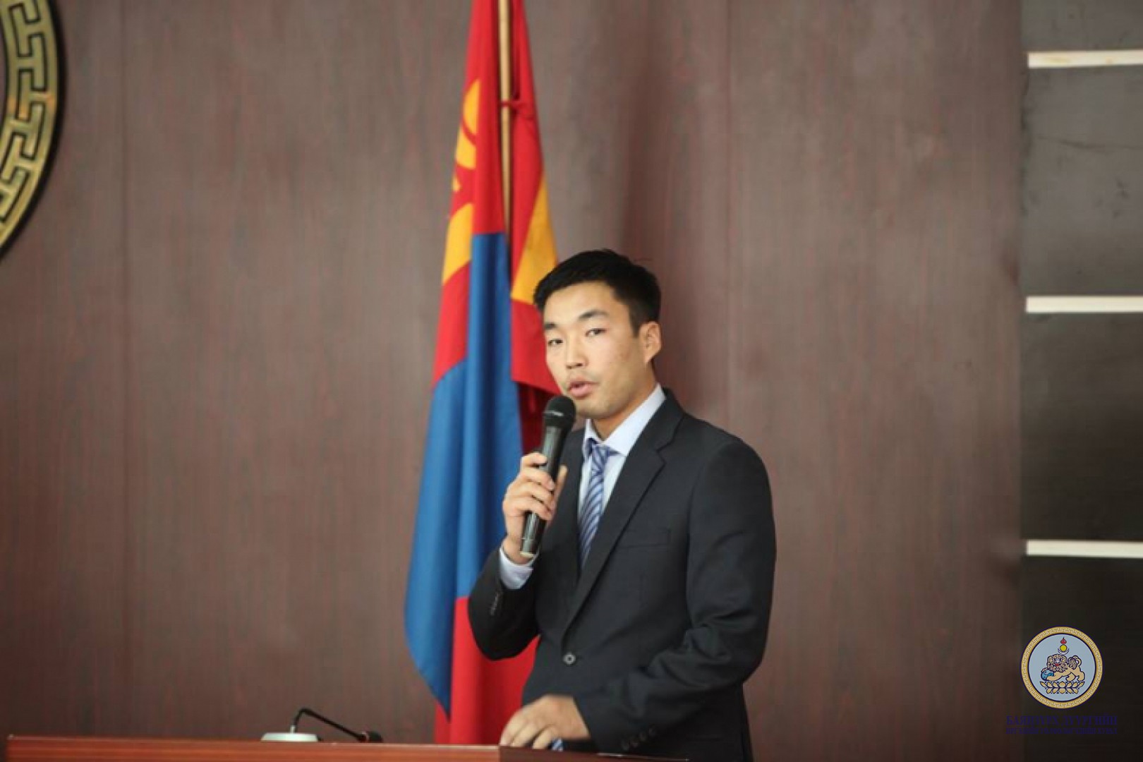 Ахмадууддаа хүндэтгэл үзүүллээ