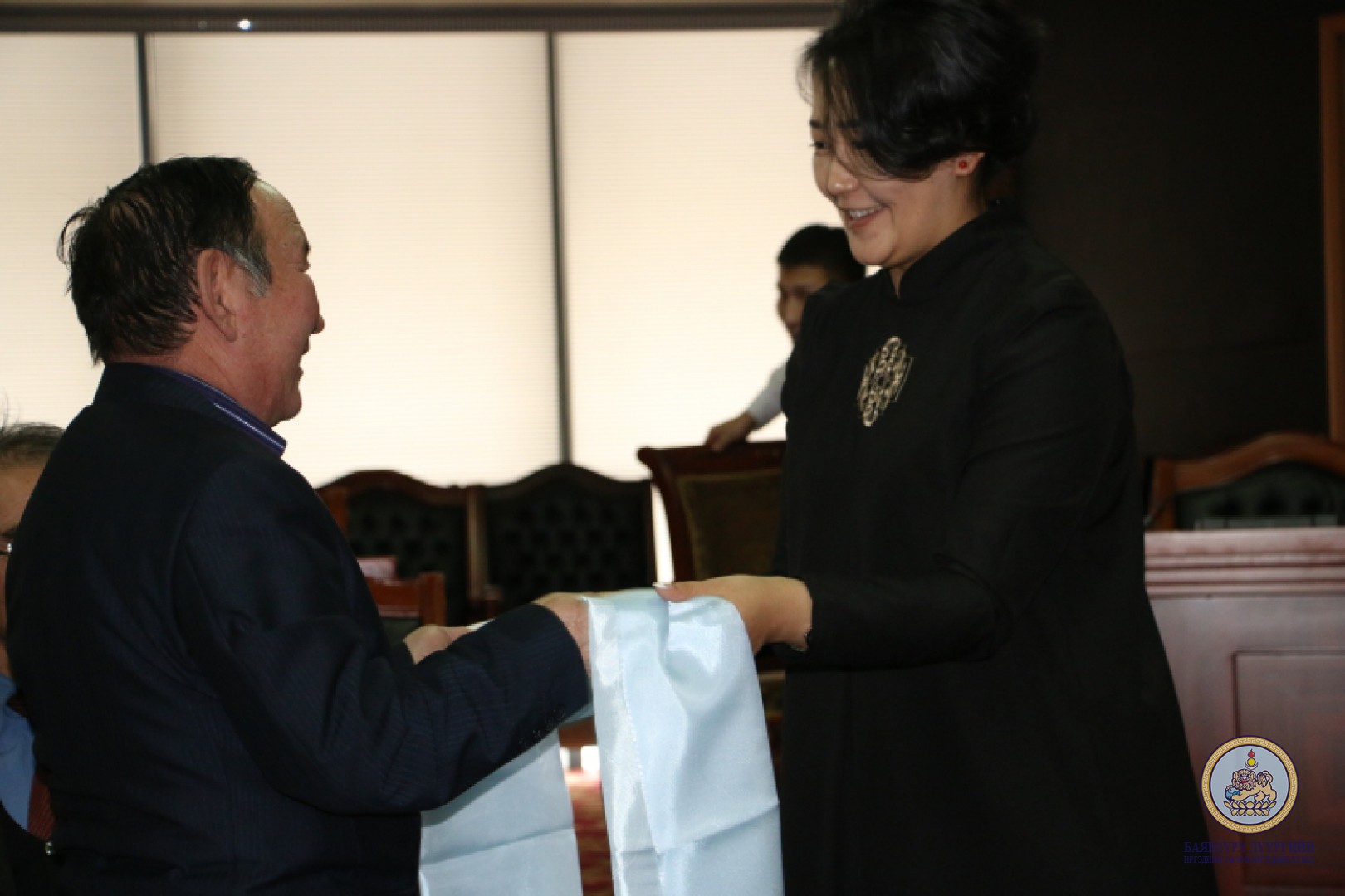 Дүүргийн Иргэдийн төлөөлөгчийн хурлын зүгээс Ардчилсан шинэ үндсэн хууль батлалцсан депутатууд, ахмаддууддаа хүндэтгэл үзүүллээ