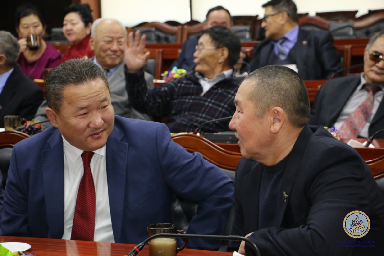 Дүүргийн Иргэдийн төлөөлөгчийн хурлын зүгээс Ардчилсан шинэ үндсэн хууль батлалцсан депутатууд, ахмаддууддаа хүндэтгэл үзүүллээ