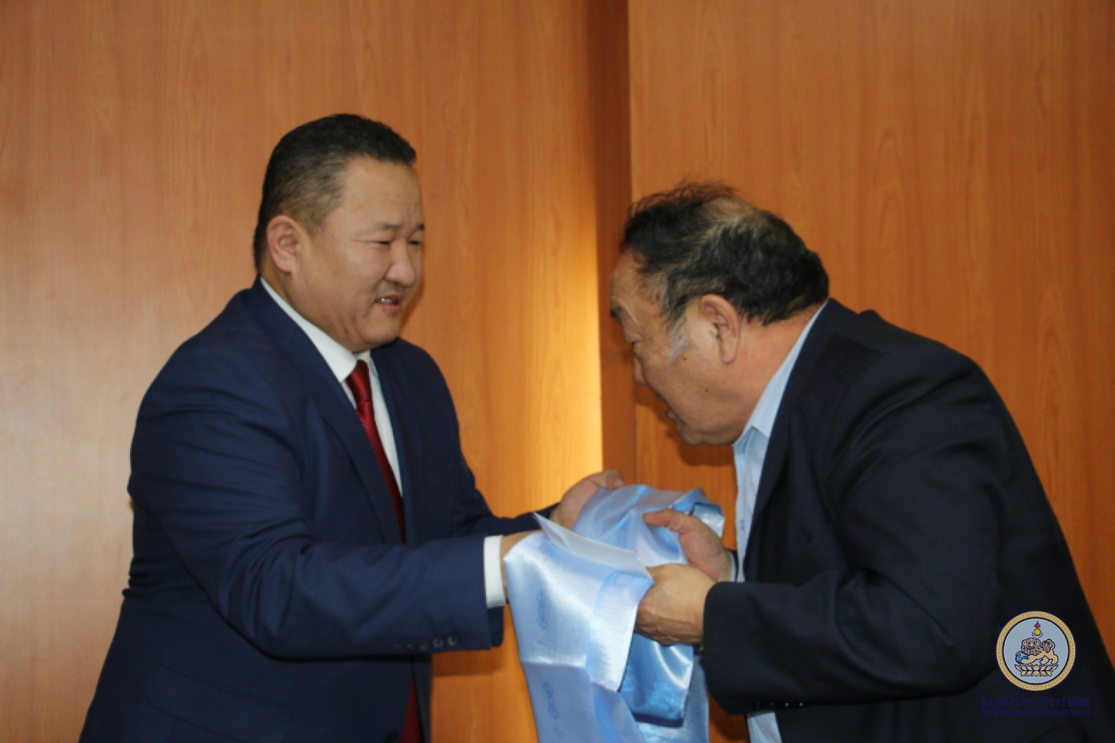 Дүүргийн Иргэдийн төлөөлөгчийн хурлын зүгээс Ардчилсан шинэ үндсэн хууль батлалцсан депутатууд, ахмаддууддаа хүндэтгэл үзүүллээ