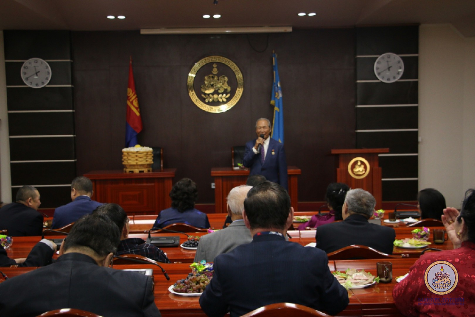 Дүүргийн Иргэдийн төлөөлөгчийн хурлын зүгээс Ардчилсан шинэ үндсэн хууль батлалцсан депутатууд, ахмаддууддаа хүндэтгэл үзүүллээ