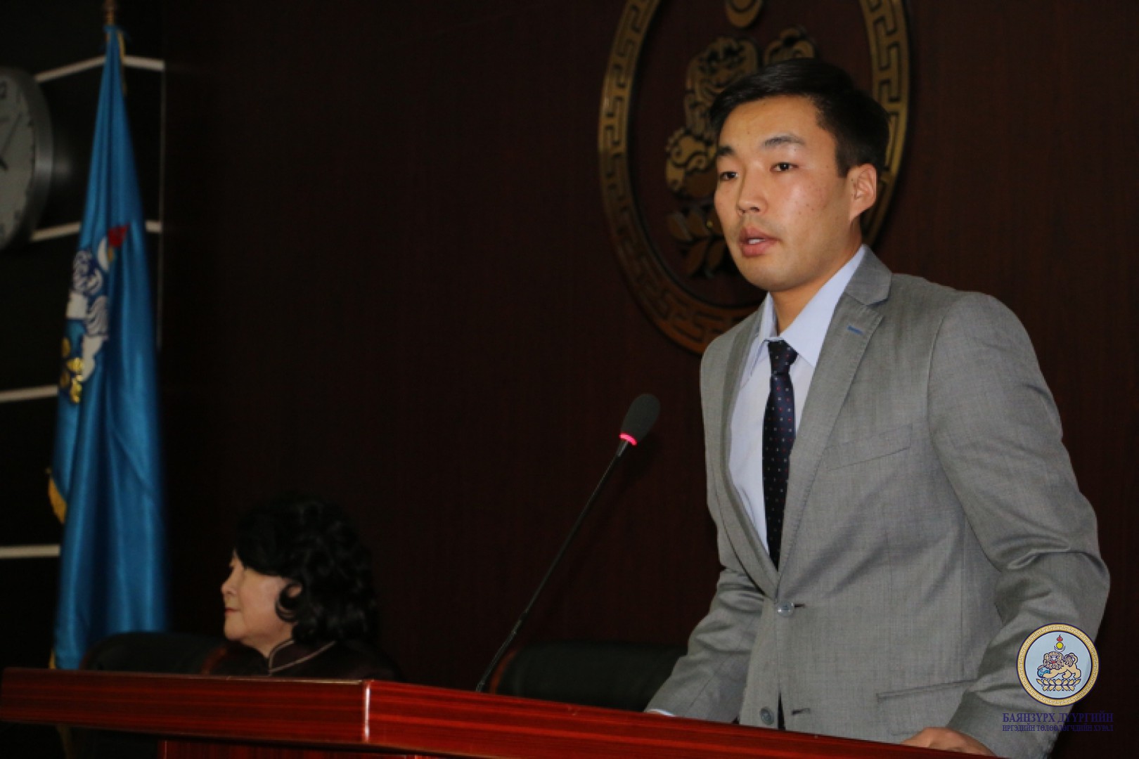 Дүүргийн Иргэдийн төлөөлөгчийн хурлын зүгээс Ардчилсан шинэ үндсэн хууль батлалцсан депутатууд, ахмаддууддаа хүндэтгэл үзүүллээ