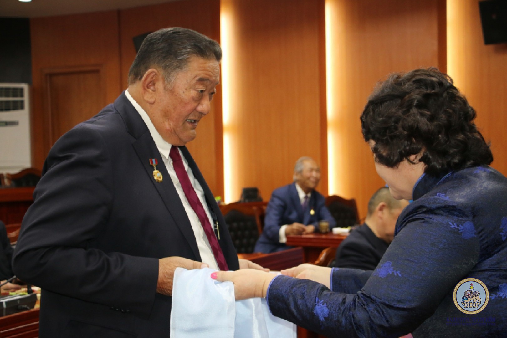 Дүүргийн Иргэдийн төлөөлөгчийн хурлын зүгээс Ардчилсан шинэ үндсэн хууль батлалцсан депутатууд, ахмаддууддаа хүндэтгэл үзүүллээ