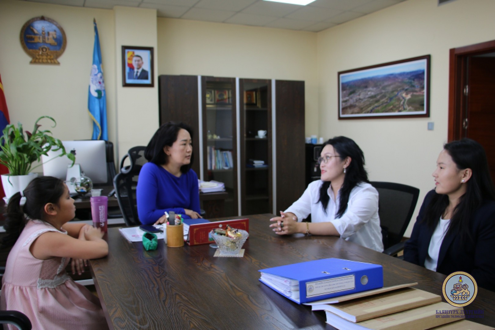 БАЯНЗҮРХ ДҮҮРГИЙН ХҮҮХДҮҮД БНСУ-Д ГАР ЗУРГИЙН ҮЗЭСГЭЛЭНГЭЭ ТОЛИЛУУЛЛАА