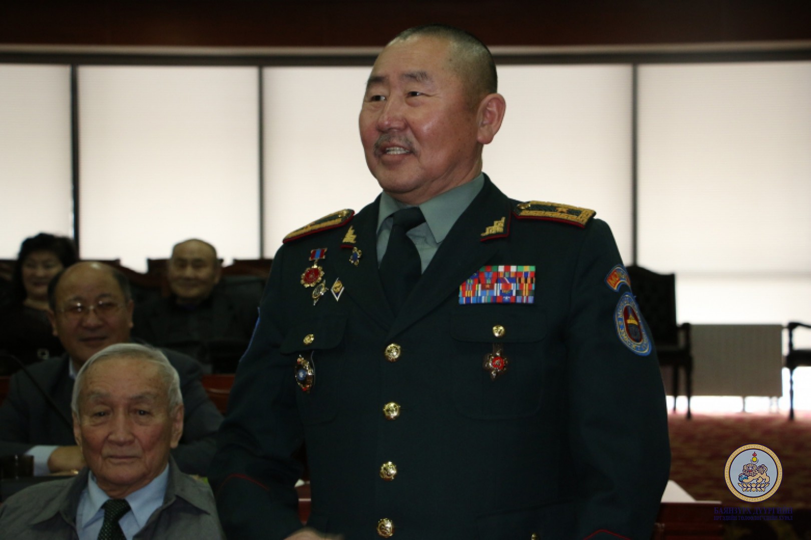 Дүүргийн Иргэдийн төлөөлөгчийн хурлын зүгээс Ардчилсан шинэ үндсэн хууль батлалцсан депутатууд, ахмаддууддаа хүндэтгэл үзүүллээ