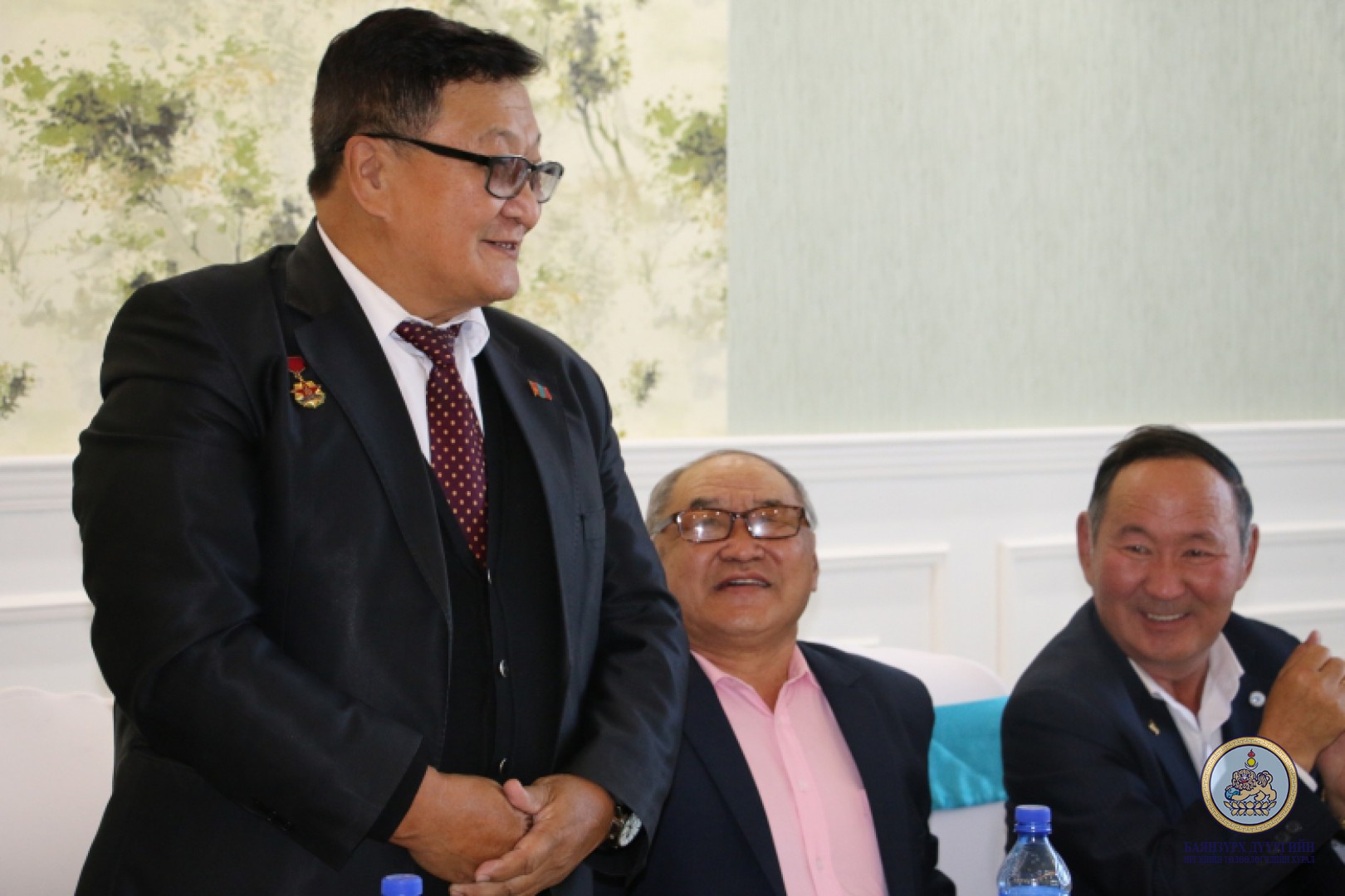 Ахмадууддаа хүндэтгэл үзүүллээ