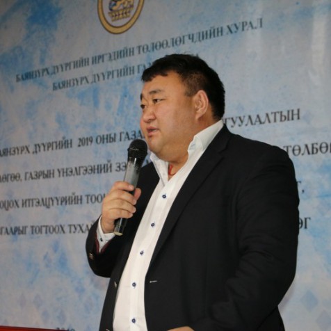 Баянзүрх дүүрэг газрын асуудлаар иргэдээ сонсч байна