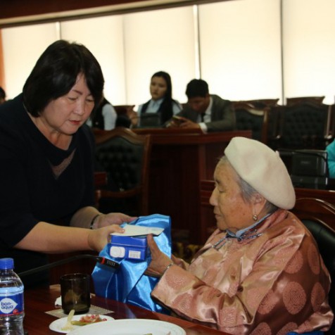 Улс төрийн хилс хэрэгт хэлмэгдэгсэд, тэдний үр хүүхдүүдэд хүндэтгэл үзүүллээ