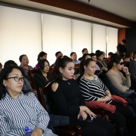 Баянзүрх дүүрэг газрын асуудлаар иргэдээ сонсч байна