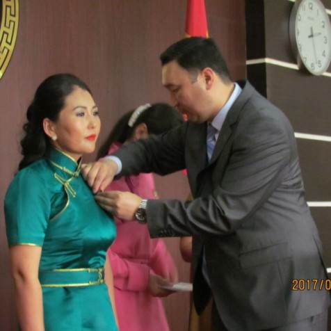 Алдарт эхийн одон гардуулах ёслол хүндэтгэлийн үйл ажиллагаа болж өндөрлөлөө