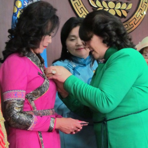 Алдарт эхийн одон гардуулах ёслол хүндэтгэлийн үйл ажиллагаа болж өндөрлөлөө