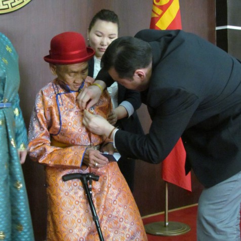 Алдарт эхийн одон гардуулах ёслол хүндэтгэлийн үйл ажиллагаа болж өндөрлөлөө