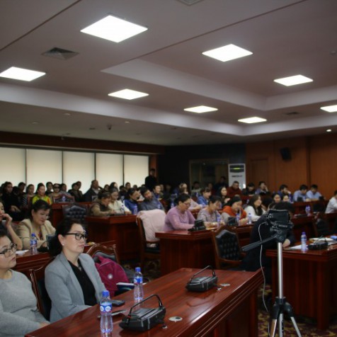 Баянзүрх дүүрэг газрын асуудлаар иргэдээ сонсч байна