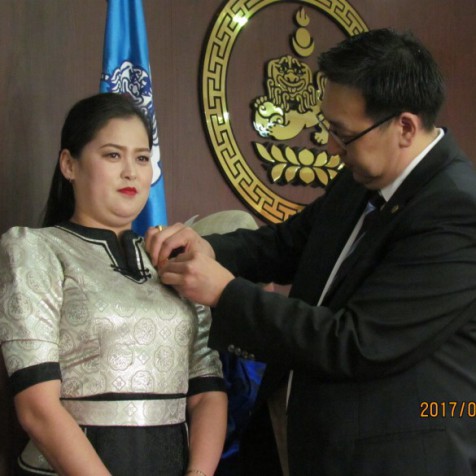 Алдарт эхийн одон гардуулах ёслол хүндэтгэлийн үйл ажиллагаа болж өндөрлөлөө