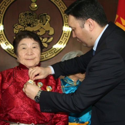 Төрийн дээд одон, медаль гардуулах ёслол боллоо