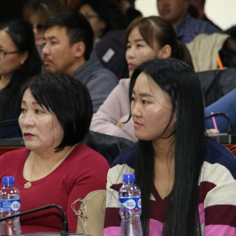 Баянзүрх дүүрэг газрын асуудлаар иргэдээ сонсч байна