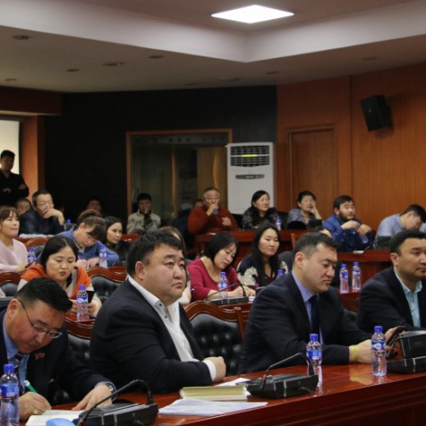 Баянзүрх дүүрэг газрын асуудлаар иргэдээ сонсч байна