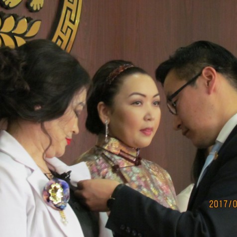 Алдарт эхийн одон гардуулах ёслол хүндэтгэлийн үйл ажиллагаа болж өндөрлөлөө