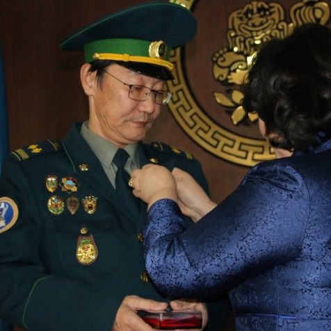 Төрийн дээд одон, медаль гардуулах ёслол боллоо