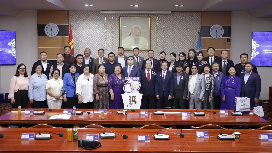 Баянзүрх дүүргийн иргэдийн төлөөлөгчдийн хурлын үе үеийн төлөөлөгч нарыг хүлээн авч хүндэтгэл үзүүллээ