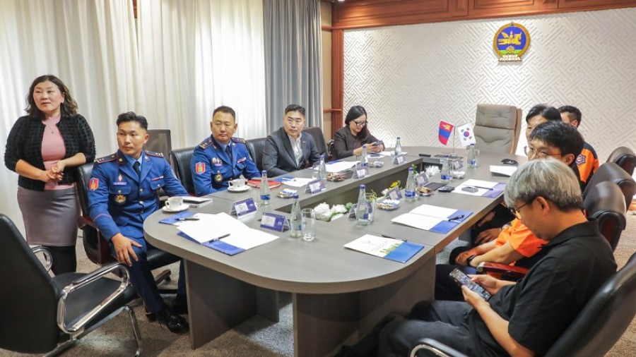 Баянзүрх дүүргийн Онцгой байдлын хэлтэст шаардлагатай автомашин болон хувцас хэрэглэлийг гардууллаа.