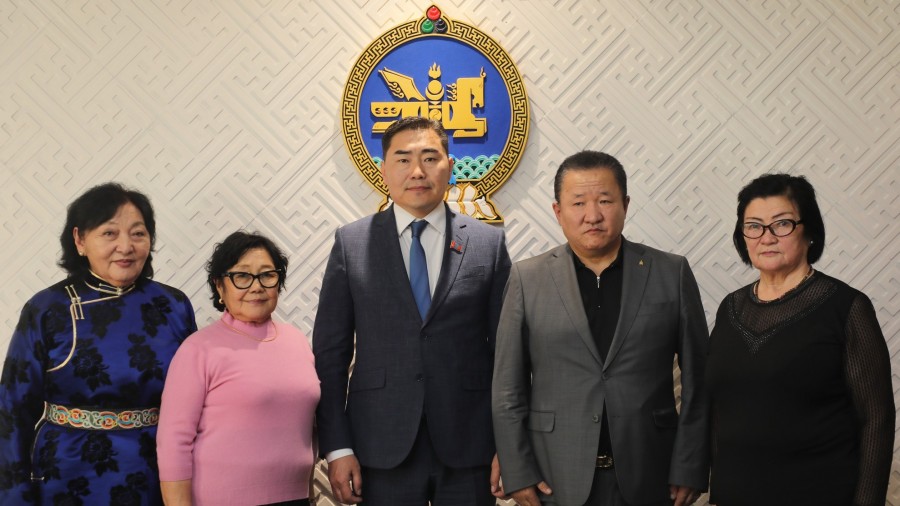 Баянзүрх дүүргийн иргэдийн Төлөөлөгчдийн Хурлын Ажлын албанаас ахмадуудаа хүлээн авч хүндэтгэл үзүүллээ